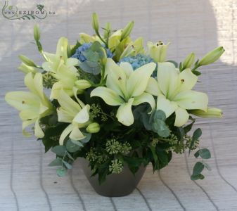 Centerpiece for round table, with cream lilies and hydrangeas, wedding