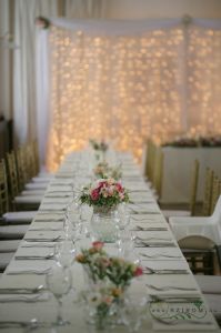 Esküvői asztaldísz pasztell virágokkal, 1db, Károlyi Étterem Budapest (liziantusz, hortenzia, bokros rózsa, rózsaszín, fehér, barack)