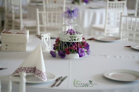 Kalitkás esküvői asztaldísz, Malonyai, Kastély (liziantusz, rózsa, alstroméria, lila)