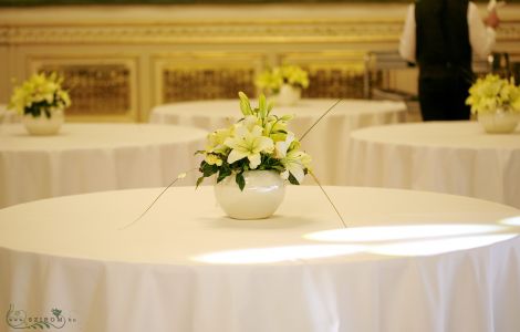 Liliomos asztaldísz, 1db, Corinthia Hotel Budapest (liziantusz, ázsiai liliom, krém), esküvő