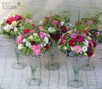 Közepes koktélpohár asztaldísz 1 db, Four Seasons Gresham Budapest, (rózsaszín, bordó, bokros rózsa, varjúháj, liziantusz), esküvő