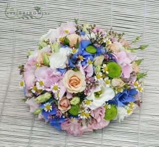 Round centerpiece colorfull (hydrangea, pink, blue), wedding
