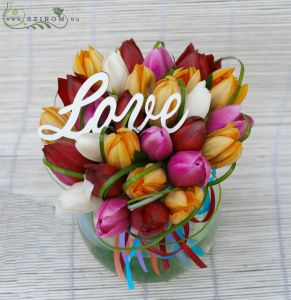 Asztaldísz színes tulipnokkal üveggömbben, esküvő
