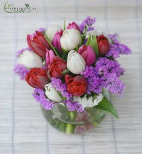 Asztaldísz tulipánnal sóvirággal (vörös, fehér, lila), esküvő