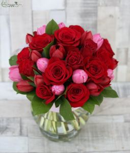 vörös rózsa tulipánnal asztaldísz üveggömbben, esküvő