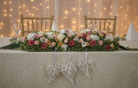 Main table centerpiece with pastel flowers, Károly Kert Restaurant Budapest (lisianthus, roses, carnation, hydrangea, pink, peach, white), wedding