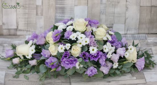 Main table centerpiece with puple lisianthus, white roses, wedding