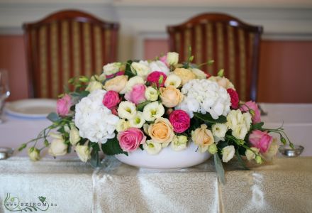Main table centerpiece with roses, lisianthusses, Podmaniczky Castle (rose, english rose, lisianthus, hydrangea, pink, white, peach), wedding