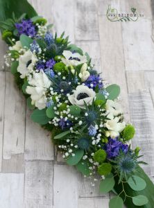 Főasztaldísz tavaszi virágokkal, mohával, Mezzo Music (jácint, szellőrózsa, iringó, vadvirágok, frézia, fehér, kék), esküvő