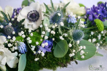 Main table centerpiece with spring flowers, moss, Mezzo Music (hyacinth, anemone, thistle, wild flowers, freesia, white, blue), wedding