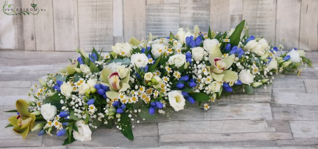 Main table centerpiece with camomilles (orchid, camomilles, gentian, lisianthus, baby's breaths, wild flowers, blue, white), wedding