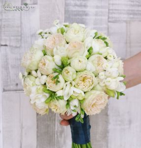 Bridal bouquet with english roses, freesias, matricarias (white, cream, peach)