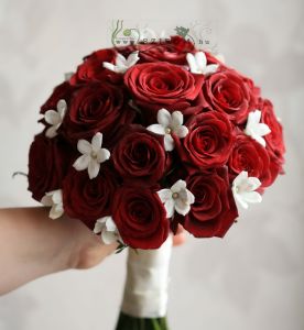 Menyasszonyi csokor vörös rózsából, stephanotissal
