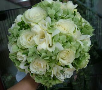 Menyasszonyi csokor rózsából, zöld hortenziából, fréziával ( fehér)