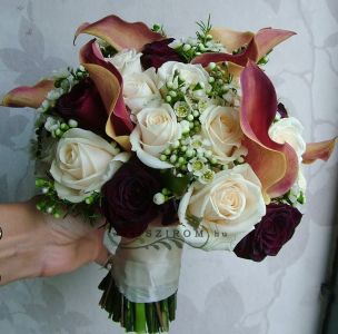 Menyasszonyi csokor kálából és rózsából, viaszvirággal (fehér, vörös, barack, vörös)
