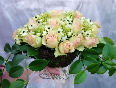 Bridal bouquet made of roses and ornithogalums (cream, pink, white)
