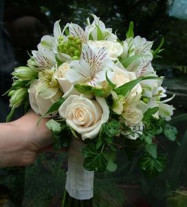 Bridal bouquet with alstromeries and roses (white, cream)