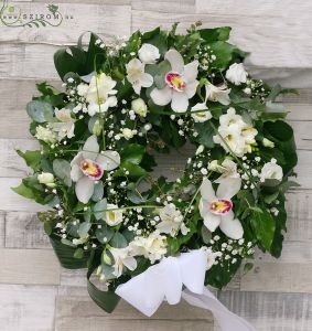 Small ivy wreath with white flowers (37 cm 11 stems)