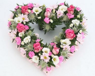 Szív koszorú rózsaszín - fehér virágokkal (40 cm, 33 szál)