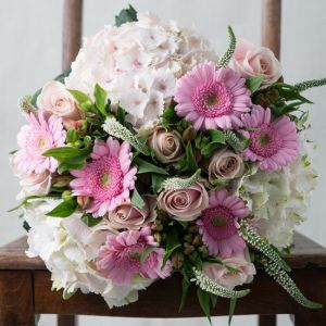 Großer rosa runder Strauß mit Hortensien, Rosen, Gerbera (23 Stiele)