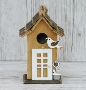 Hanging wooden bird house decor (15,5cm)