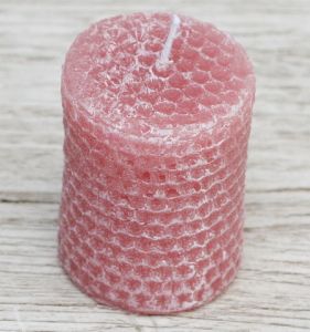 Méhviasz mintás rózsaszín gyertya (6cm)