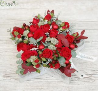 Winter star flowerplate with mini red roses and astrantia