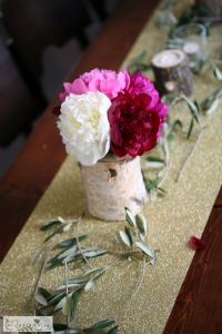 Blumenarrangement in einem Trottel mit Pfingstrosenund Ölzweig (rosa, rot, weiß) Semmi Extra, Budapest