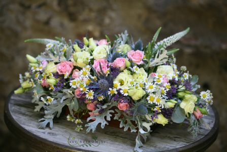 Flower arrangement with wild flowers (spray rose, lisianthus, eringium, chamomile, blue, white) Pavillon de Paris, Budapest, wedding