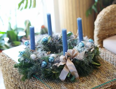 Adventskranz groß mit lebender Kiefer, blau