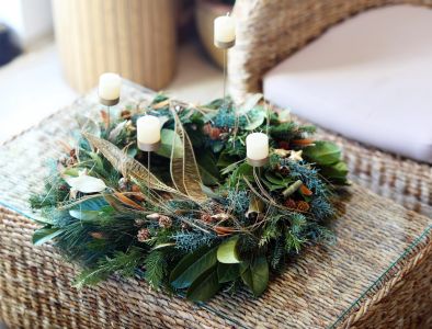 Adventi koszorú nagy élő fenyős, kézműves drót levelekkel