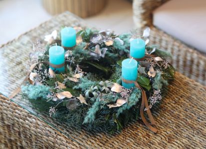 Großer Adventskranz, türkis, mit Sukkulenten, Pampasgras und lebender Kiefer