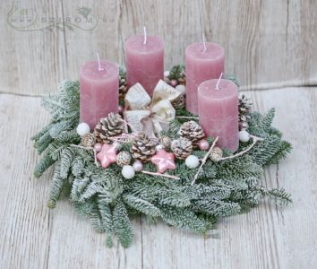 Adventskranz mit rosafarbigen Kerzen auf lebendem Kiefernhintergrund  (35cm)
