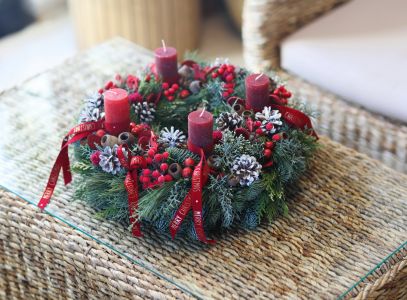 Advent wreath with pine, red (35cm)
