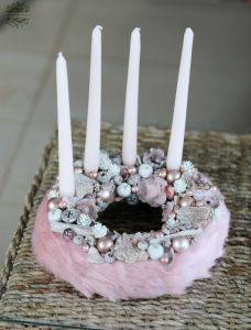 Advent wreath with pink fur