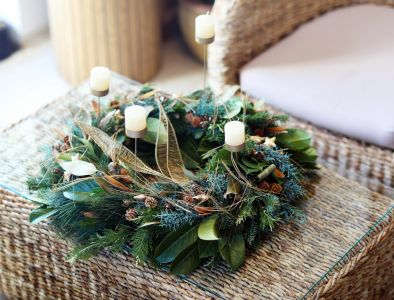 Adventi koszorú nagy élő fenyős, kézműves drót levelekkel