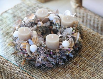 Adventi koszorú nagy, pezsgő színű termésekkel