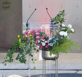 Állódísz virágdekoráció rendezvényre, esküvőre, kék, rózsaszín (liziantusz, agapanthus, santini, krizi, Aranybástya étterem Budpest)