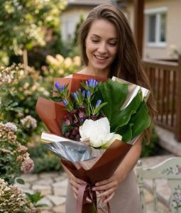 Amaryllis with gentiana and astrantia (8 stems)