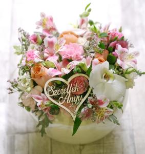 Mother's day flower sphere in ceramic pot with heart (16 stems)