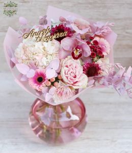 Rosa Blumenstrauß zum Muttertag mit Orchidee, rosa Vase, Holzschild