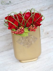 Goldene Betonvase mit moderner roter Rosen Anordnung (8 Stiele)