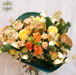 Aranyló téli csokor bokros rózsával, rózsával, liliommal 