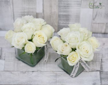 Blumenarrangement in einem Glaswürfel mit weißen Rosen