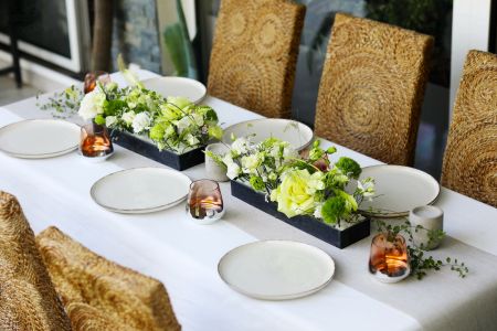 2-piece wedding and event table decoration, modern, airy, with crossing lines (green, white, rose, lisianthus, calla)