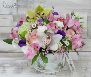 Tin pot, filled with fresh flowers (23 stems)