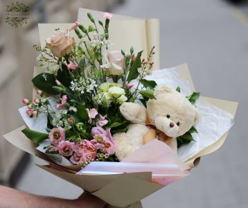 Ballagási csokor macival, rózsával, liziantusszal és tulipánnal