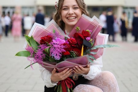Abschlussstrauß aus roten Rosen und Orchideen für ein Mädchen - original product photo with AI background
