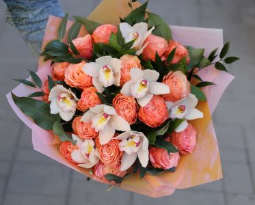 pfirsichfarbener Strauß aus Cymbidium und Rosen (8+18 Blüten)