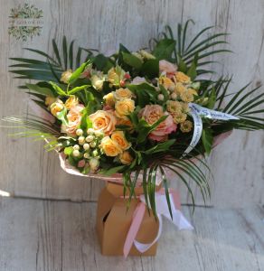 Bouquet with peach-colored flowers (17 stems)